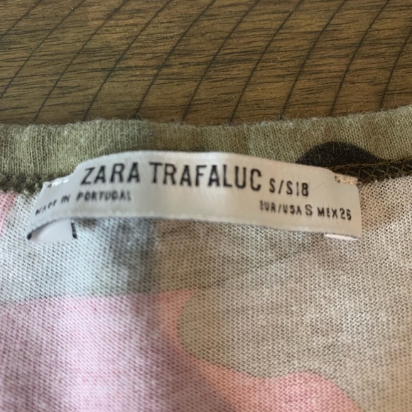 Short sleeve top! Is a little bigger than the size - Picture 3 of 3